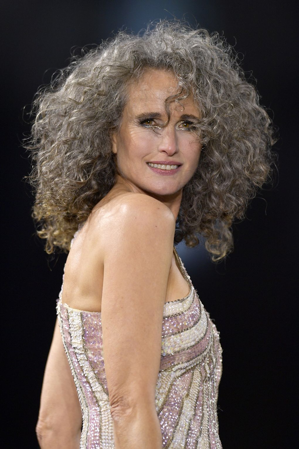 Andie MacDowell z burzą siwych loków