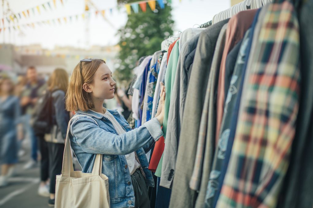 Kupowanie ubrań z drugiej ręki może być świetną zabawą