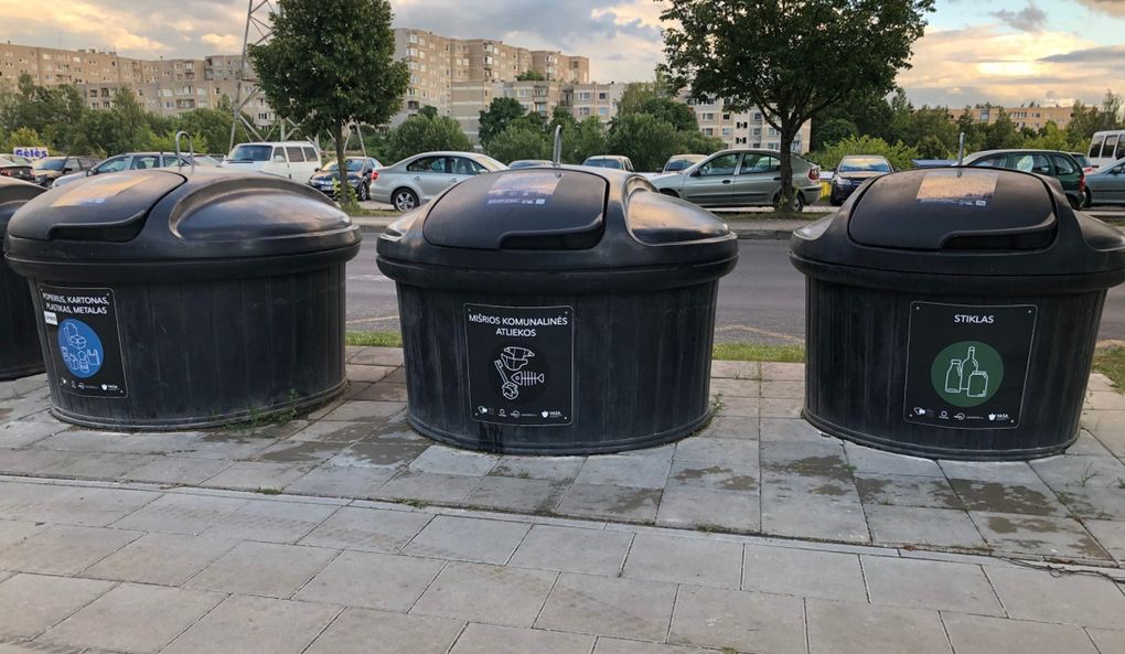 Ogromne kosze na posortowane śmieci są częścią wprowadzonego przez Litwę systemu