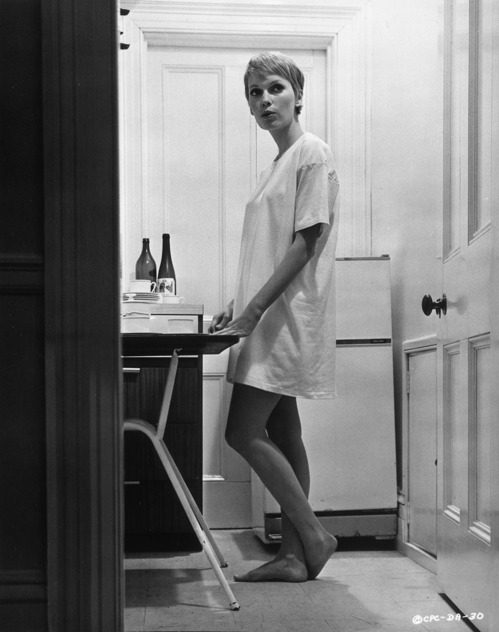 Mia Farrow w oversize&#039;owym t-shircie na planie filmu 