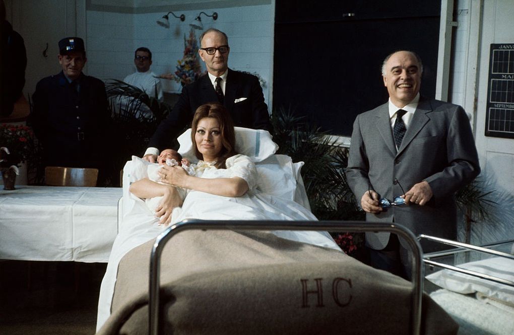 Sophia Loren i Carlo Ponti w szpitalu po narodzinach pierwszego syna Lorena
