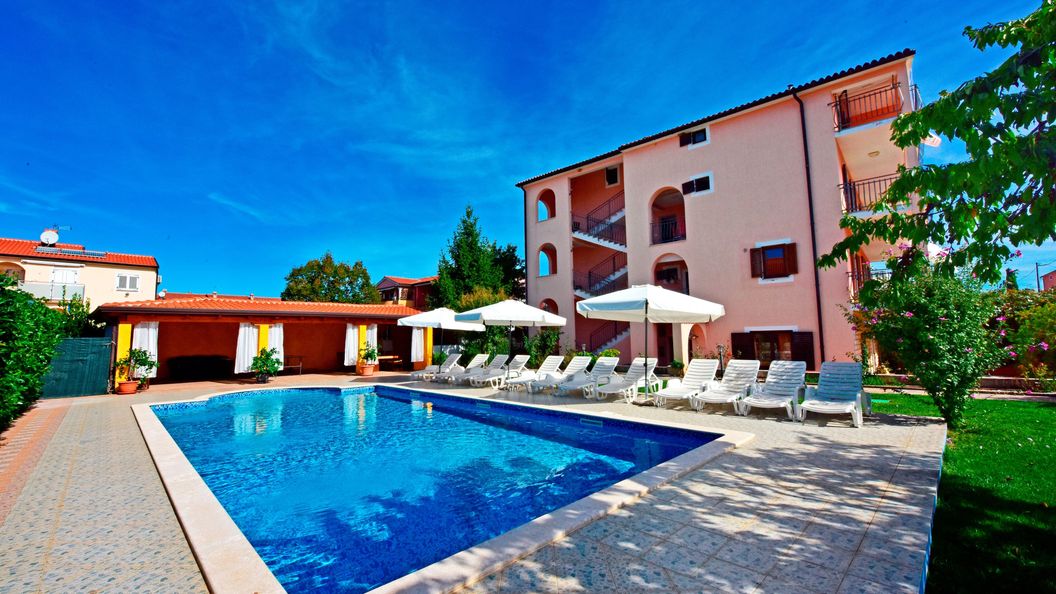 Apartmanok és Szobák Medencével Novigrad - 6951 (1)