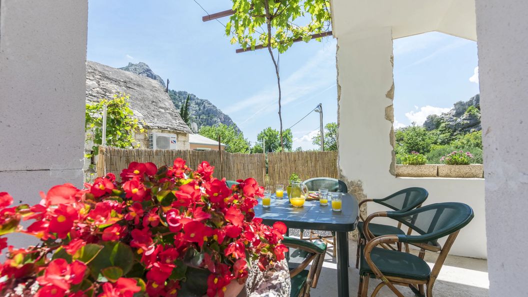 Apartment Petea Omis (1)