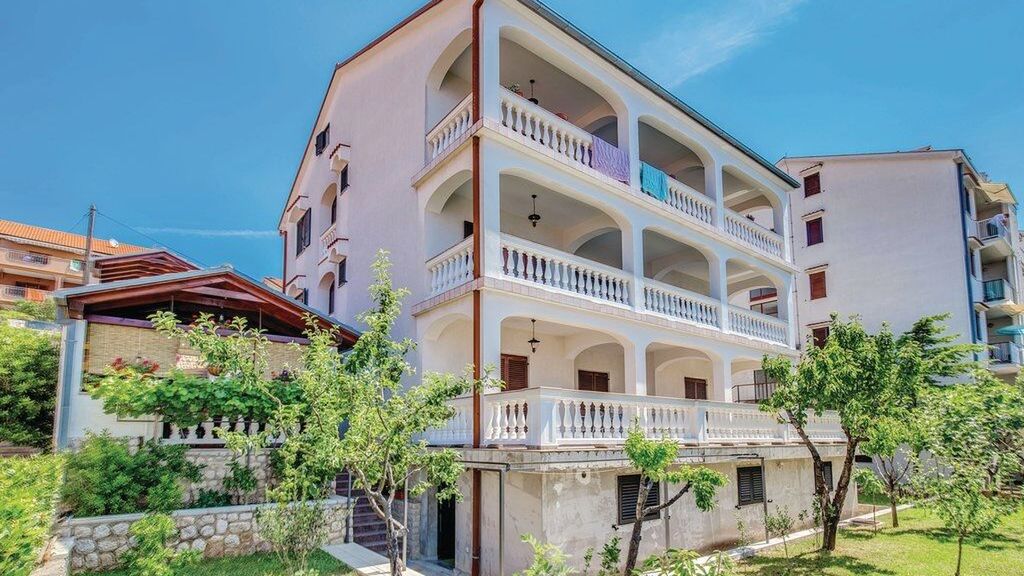 Apartmanok Parkolóhellyel Novi Vinodolski - 15946 (1)