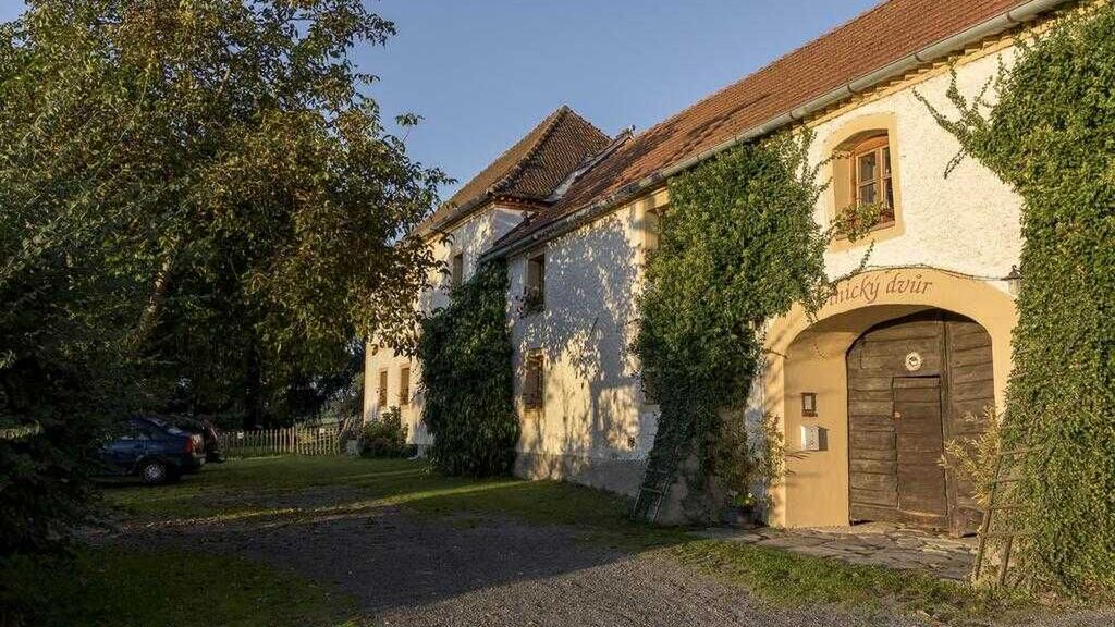 Vinický dvůr Omlenice (1)