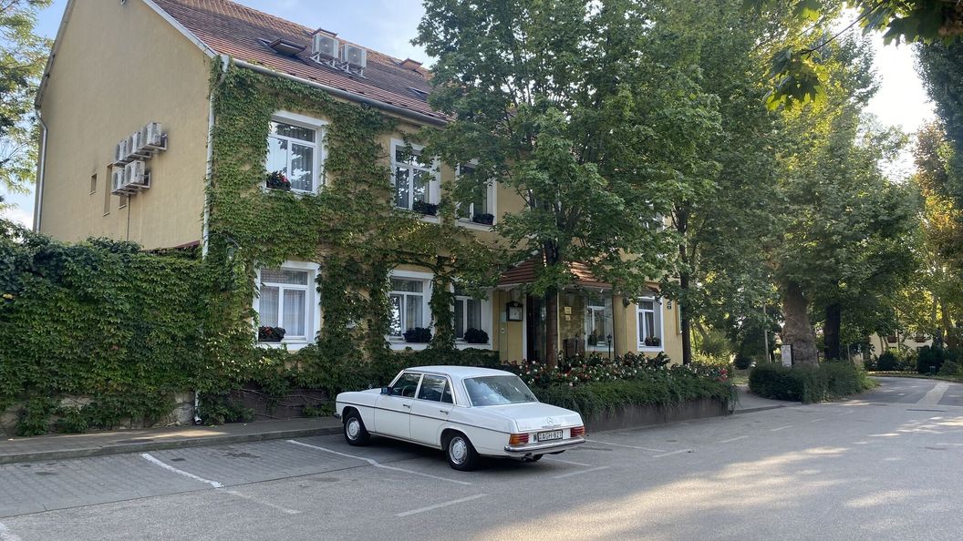 Hotel Arnold Tata (1)