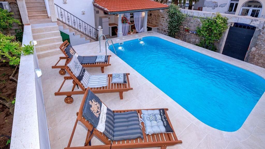 Apartmanok A Tenger Mellett Medencével Jelsa, Hvar - 2067 Jelsa (1)