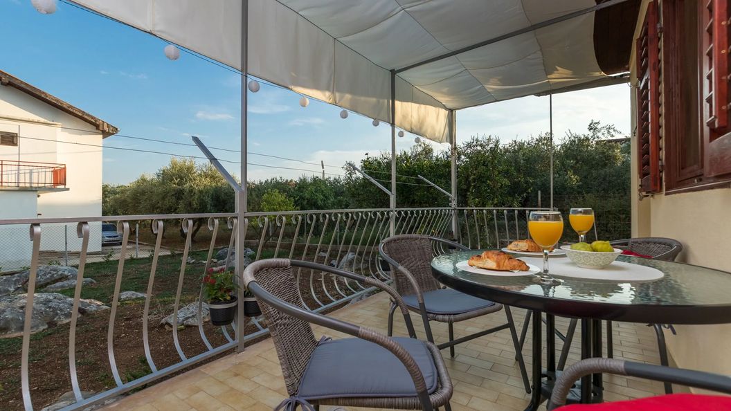 Apartmanok Parkolóhellyel Kastel Stafilic, Kastela - 16086 Kaštel Štafilić (1)