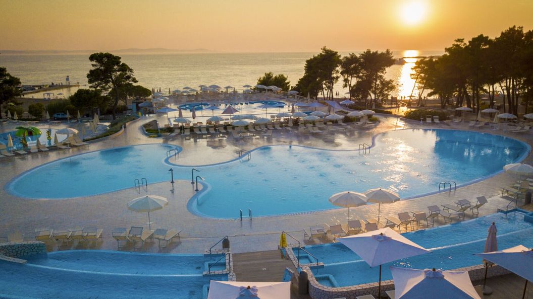 Royaluxs Hotel Resort Nin (1)