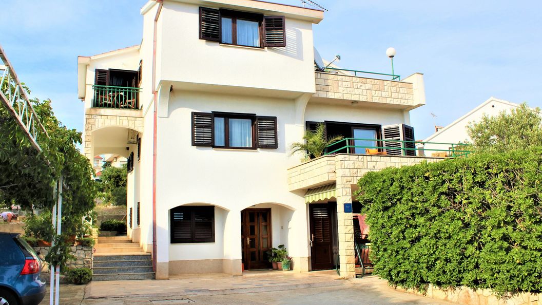 Apartmanok Parkolóhellyel Primosten - 15499 Primošten (1)