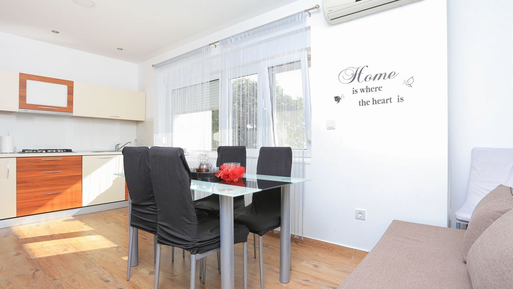 Apartmanok Parkolóhellyel Trogir - 18116 (1)