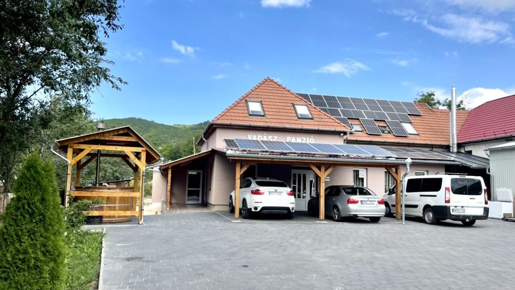 Vadász Panzió és Söröző Hollóháza (1)