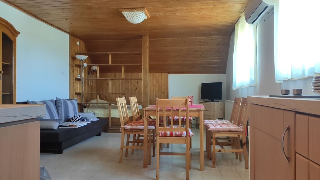 Kristály Apartmanház Vonyarcvashegy (1)