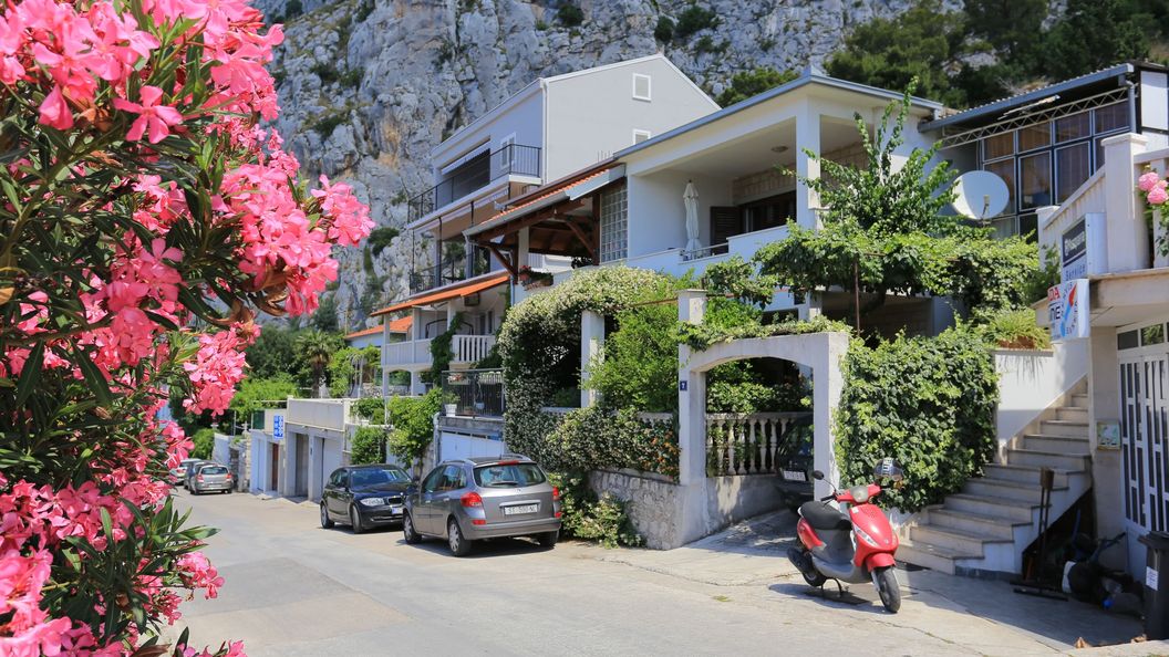 Apartmanok Parkolóhellyel Omis - 18919 Omiš (1)