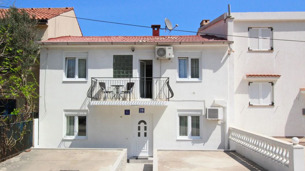 Apartmanok és Szobák Parkolóhellyel Baska, Krk - 19215 Baška (1)