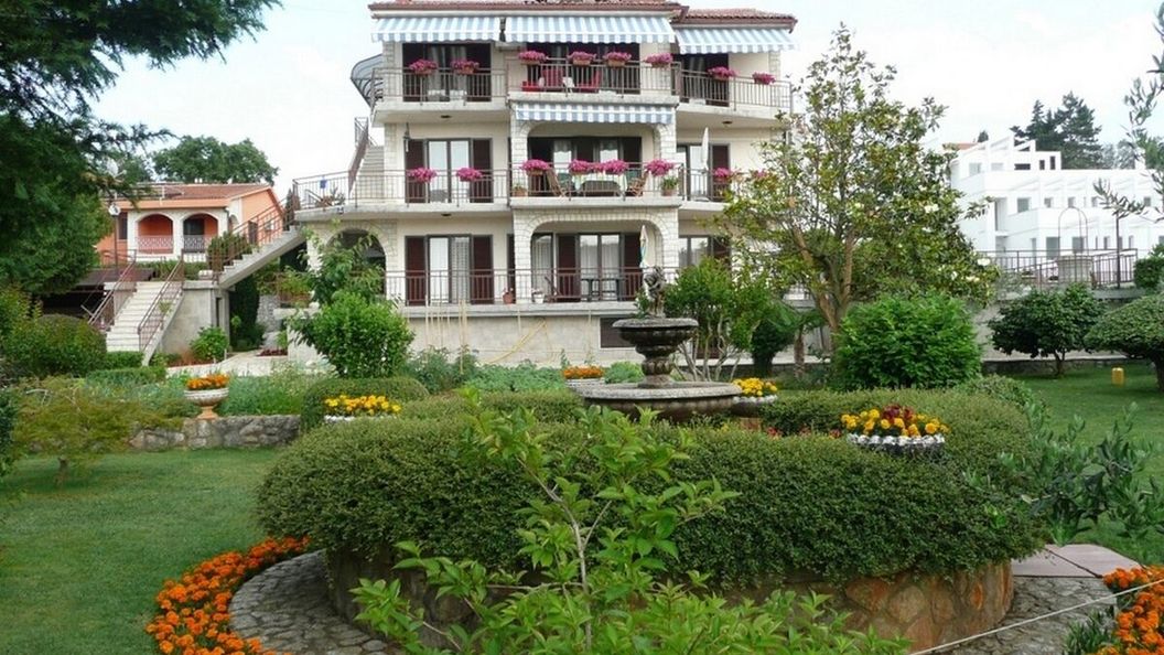 Apartmanok Parkolóhellyel Malinska, Krk - 19296 Malinska (1)