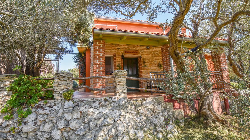 House Luce Nevidane (1)