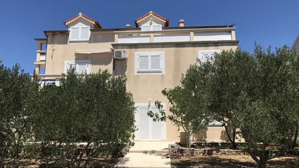 Apartments Leona Rogoznica (1)