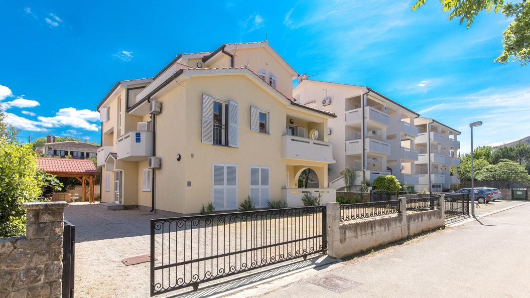 Apartmanok Parkolóhellyel Malinska, Krk - 19371 Malinska (1)