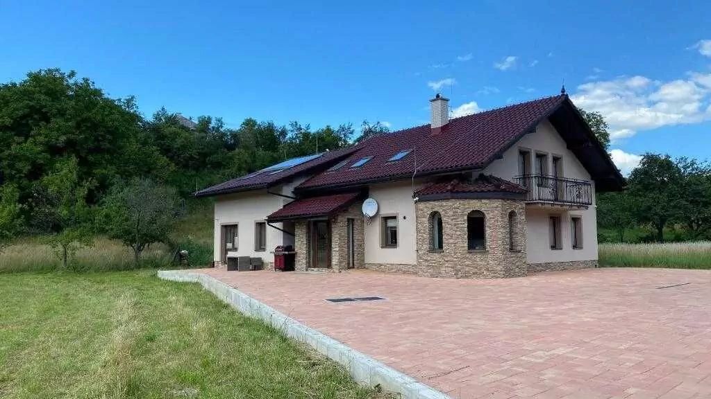 Dom v stráni Poniky (1)