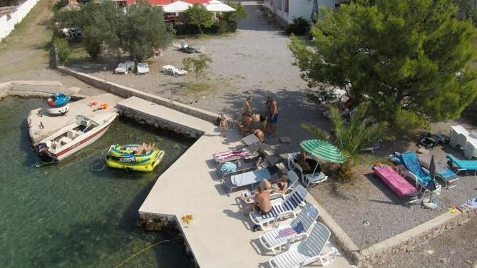 Pansion and Apartments Marko Starigrad (1)