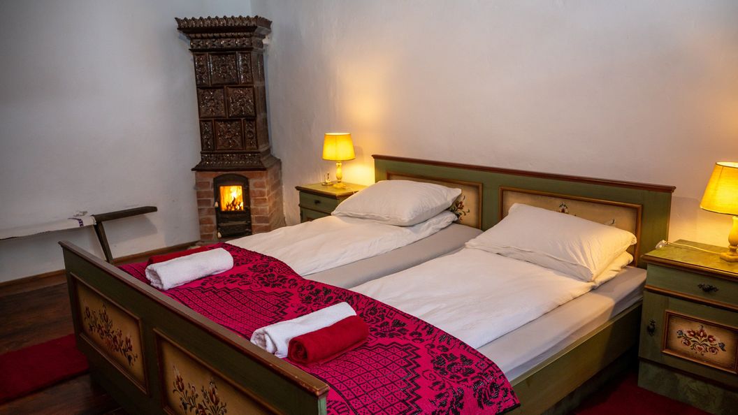 Casa Sub Magrin Sat Bătrân (1)