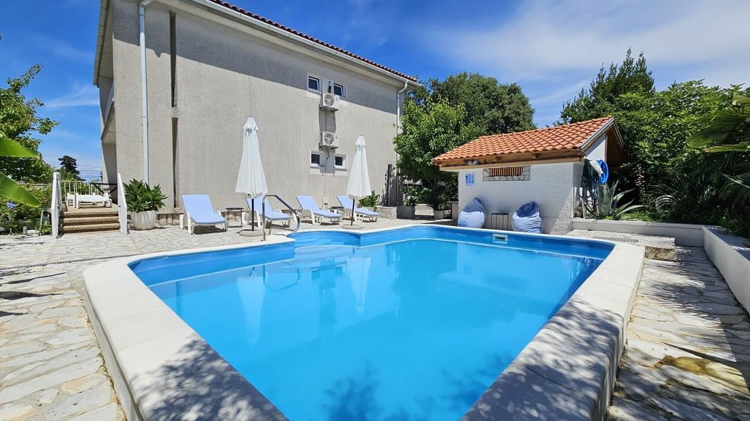 Apartmanok Családok Részére Medencével Malinska, Krk - 20377 Malinska (1)