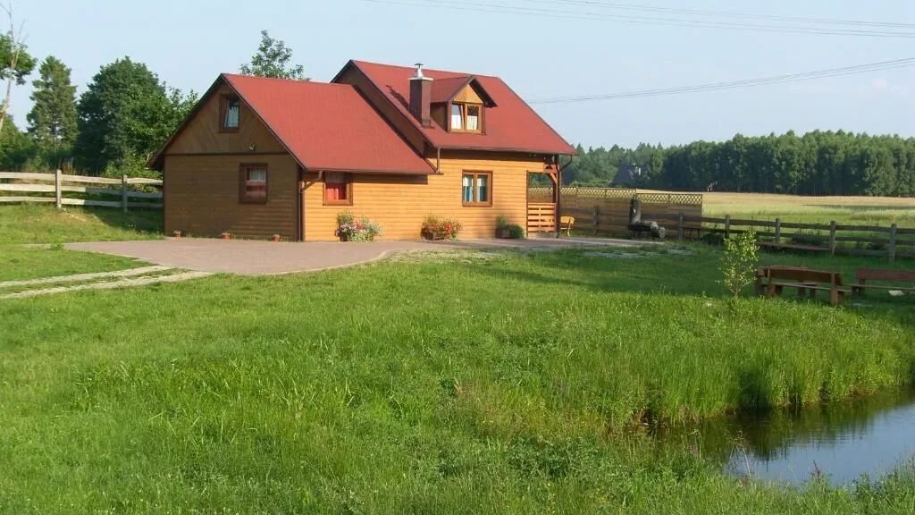Drewniany Domek Nad Stawem (1)