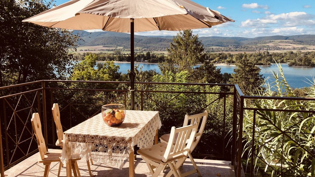 Repülőhal Apartmanház Zebegény (1)