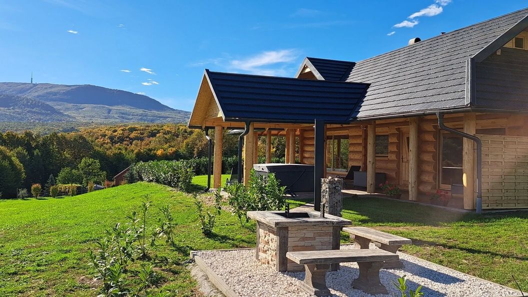 Hanga Prémium Rönkház Parád (1)