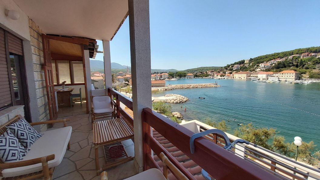 Apartment Next to the sea Jelsa (1)