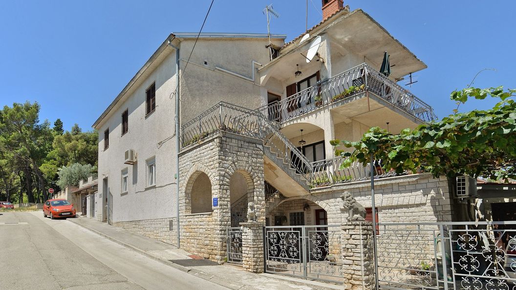 Apartmanok Parkolóhellyel Pula - 20815 (1)