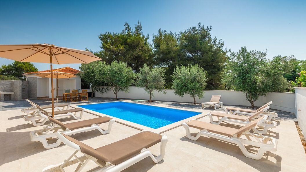 Apartmanok Családok Részére Medencével Medulin - 20909 (1)