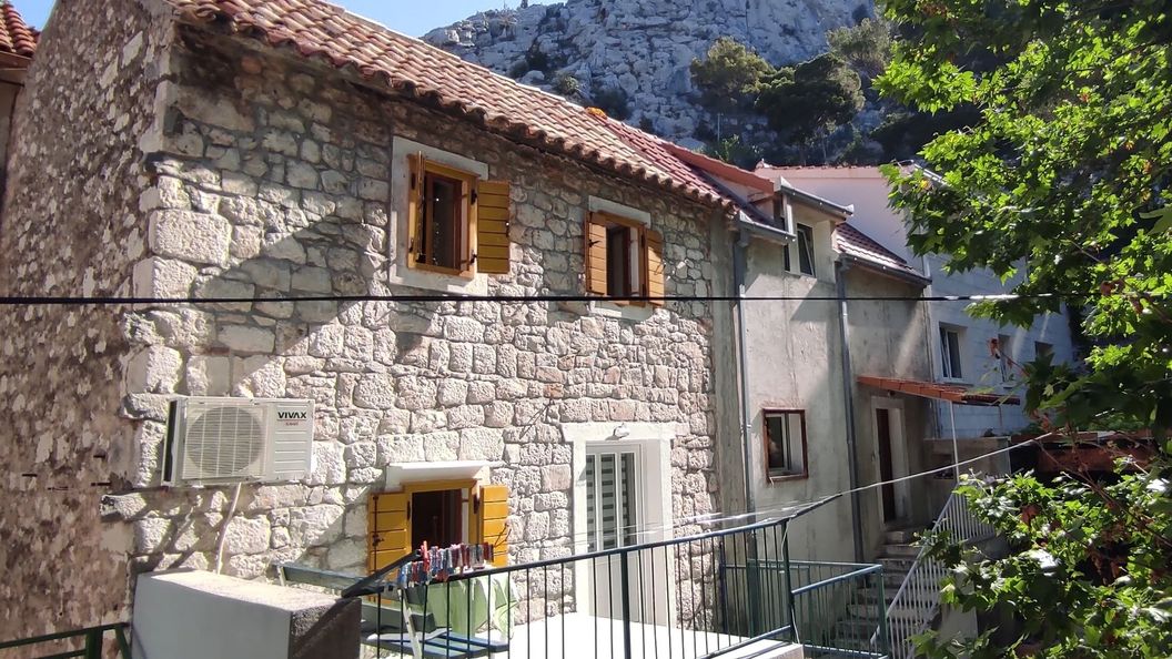 Apartments With Parking Space Omiš - 21053 (1)