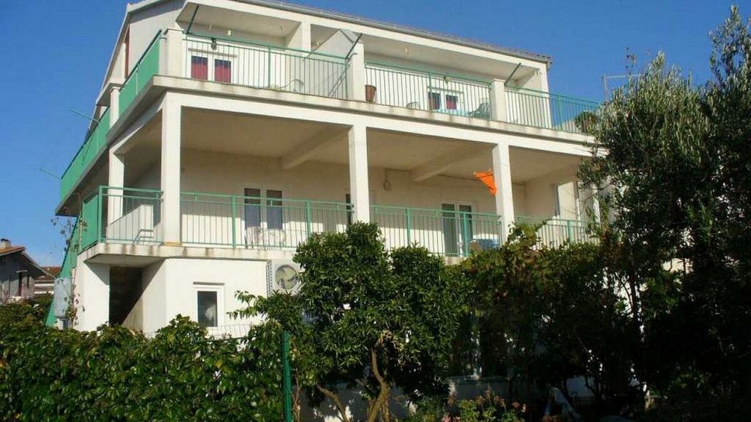 Apartmanok Parkolóhellyel Rogoznica - 21200 (1)