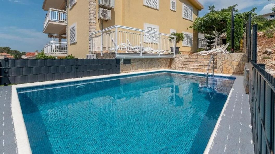 Apartments With Swimming Pool Trogir - 21466 (1)