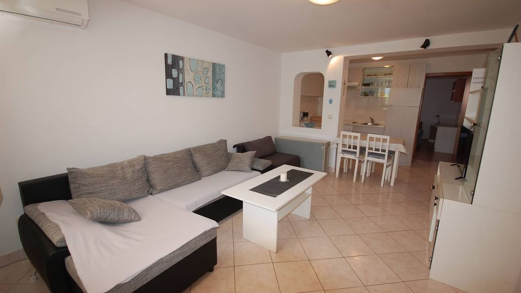 Apartmanok Parkolóhellyel Njivice, Krk - 21856 Njivice (1)