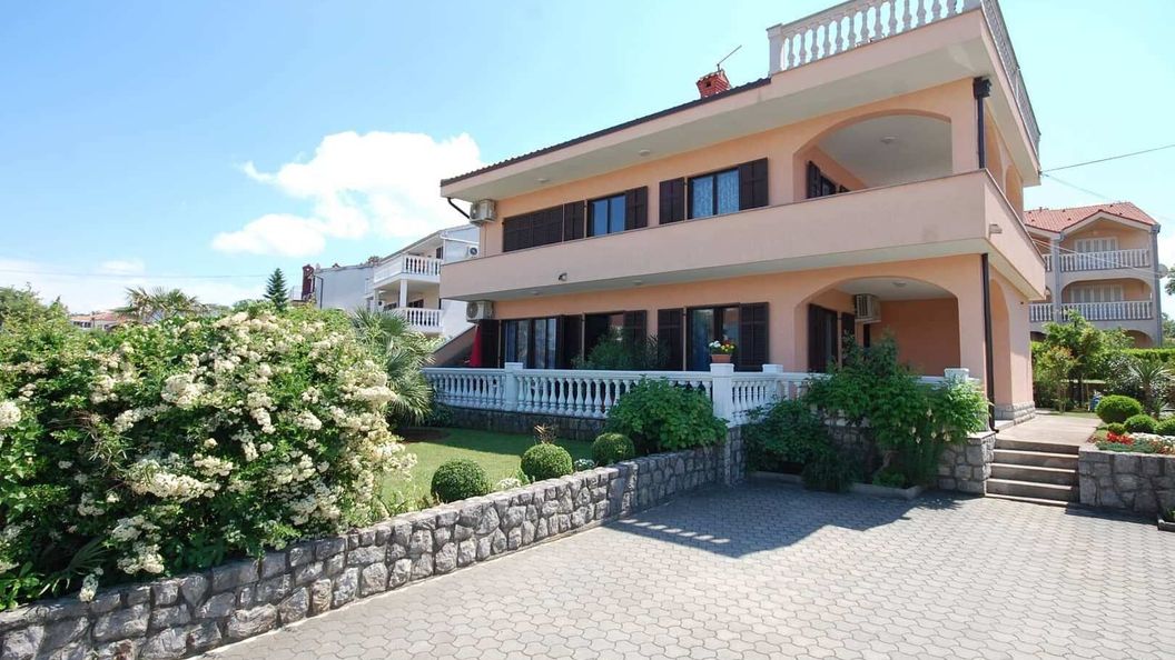 Apartmanok Parkolóhellyel Njivice, Krk - 21860 Njivice (1)