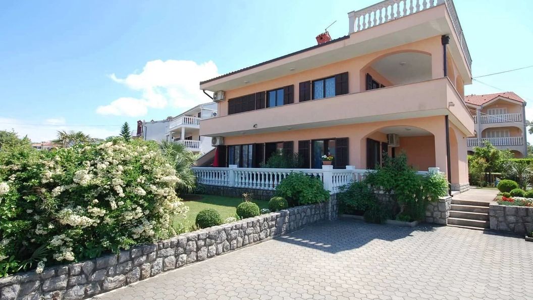 Apartmanok Parkolóhellyel Njivice, Krk - 21860 Njivice (1)