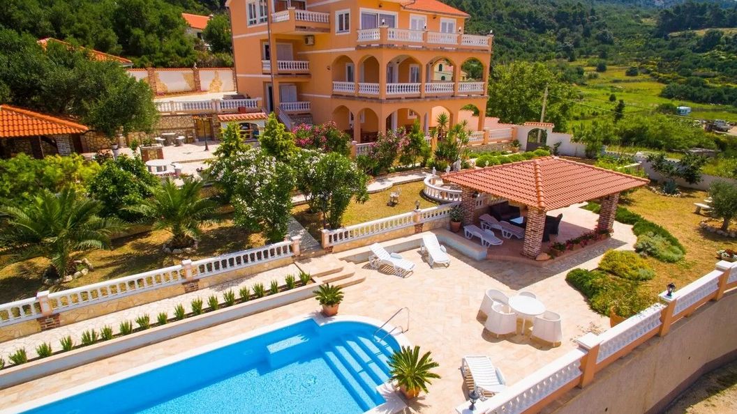 Apartmanok Családok Részére Medencével Banjol, Rab - 21952 Banjol (1)