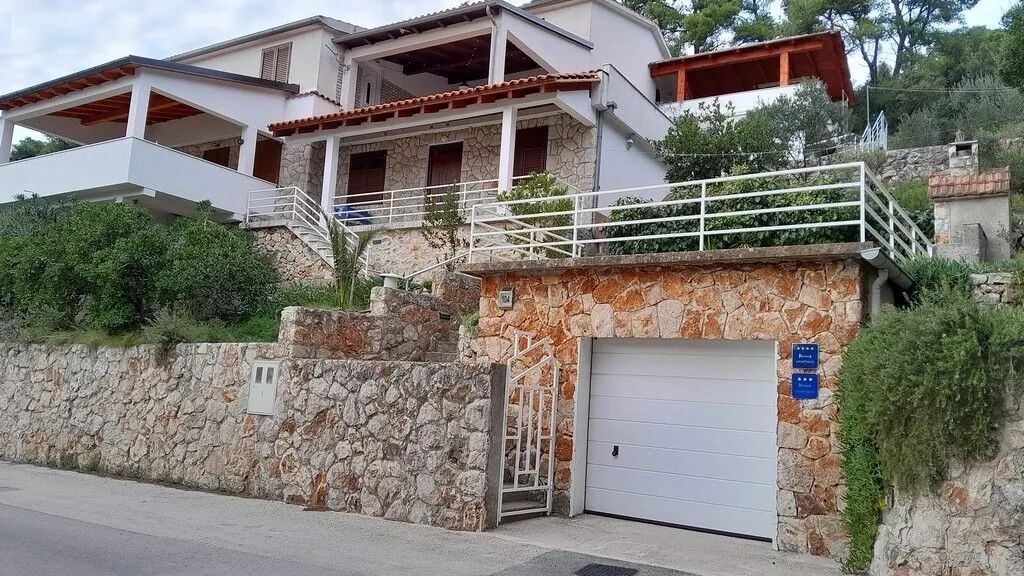 Apartments With Parking Space Jelsa, Hvar - 22211 Jelsa (1)