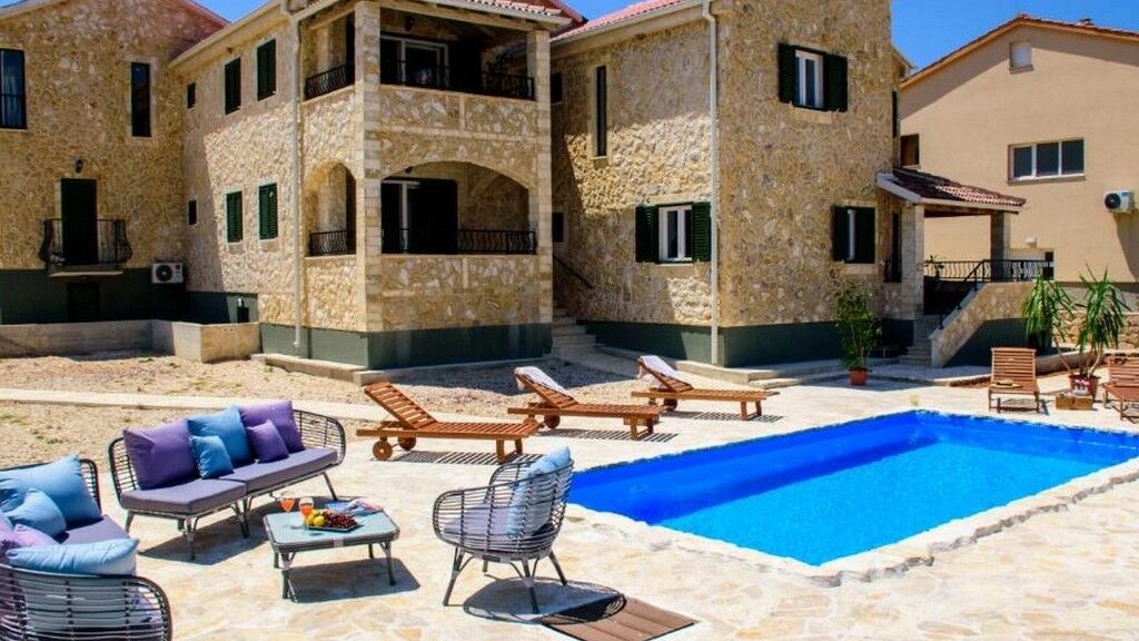 Apartmanok Családok Részére Medencével Razanac, Zadar - 22306 Ražanac (1)