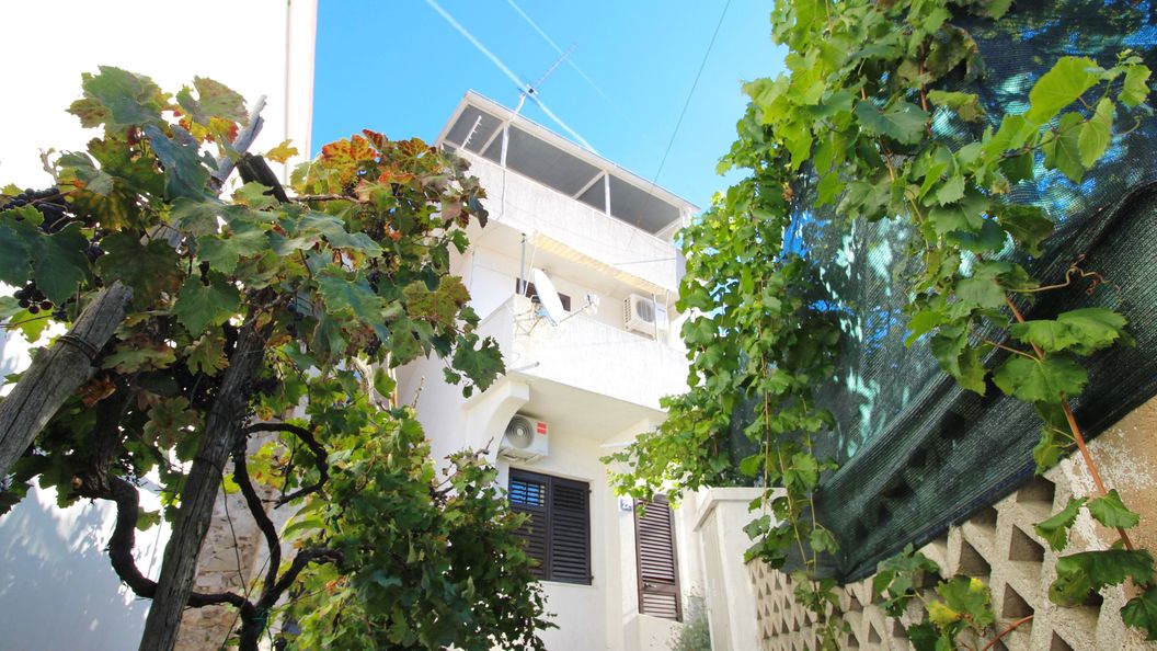 Apartmanok Parkolóhellyel Baska, Krk - 22600 Baška (1)