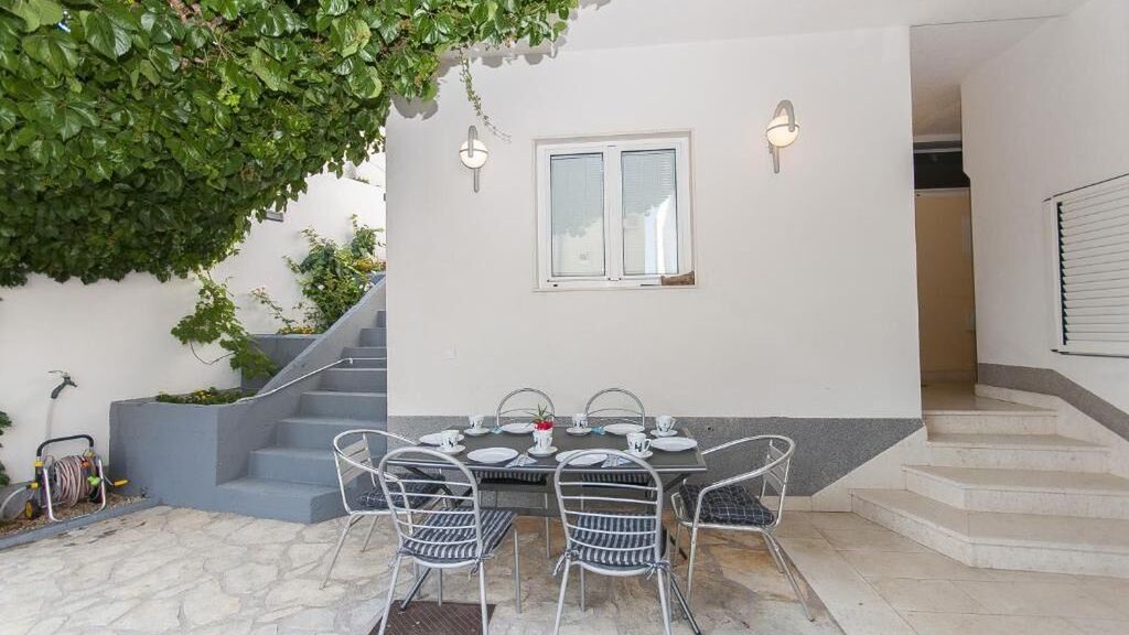 House Fjaka Stanici (1)