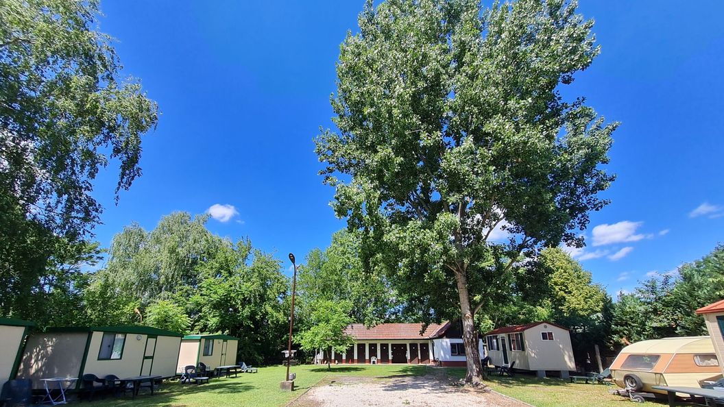 Lakeside Camping Dunapataj (1)