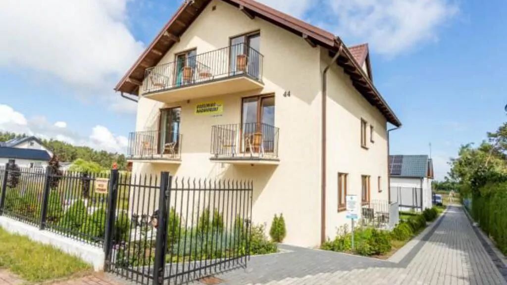 GOŚCINIEC NADMORSKI - DOMKI I APARTAMENTY Karwia (1)