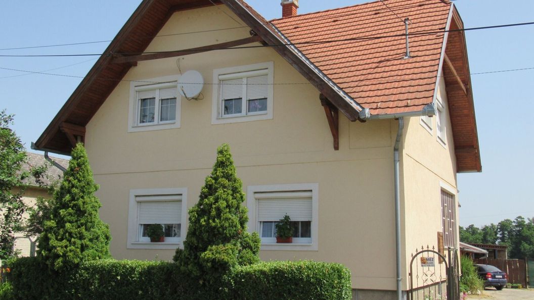 Gitta Apartman Lesenceistvánd (1)