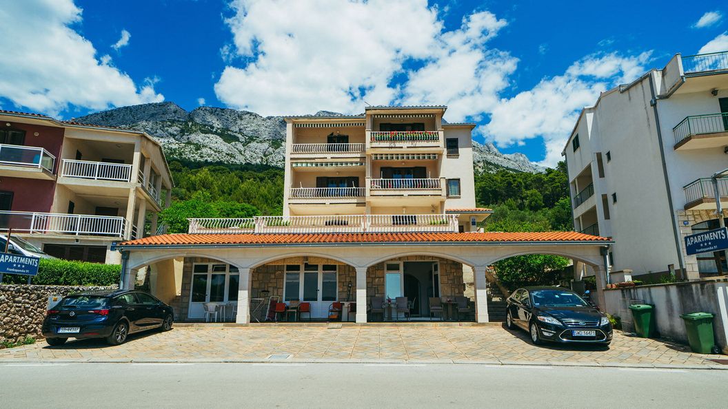 Apartments Lovre Brela (1)