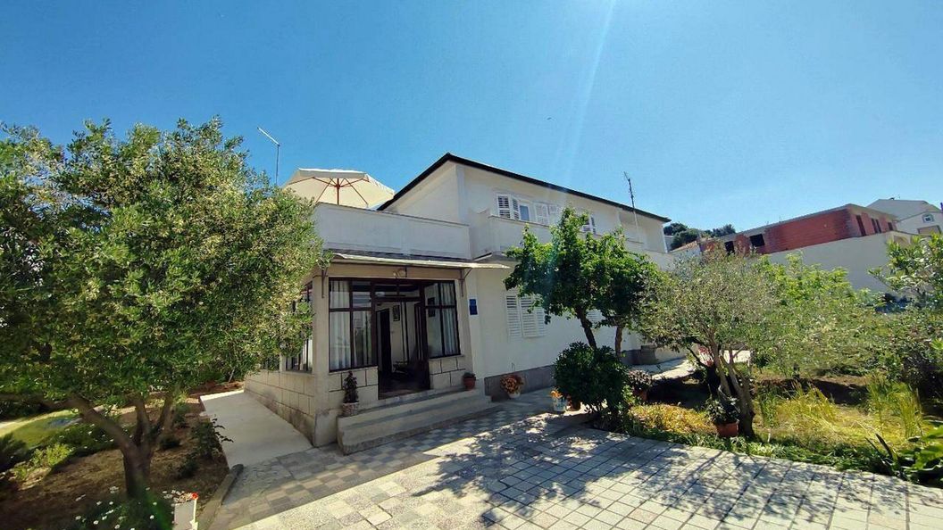 Apartmanok Parkolóhellyel Rab - 23298 (1)