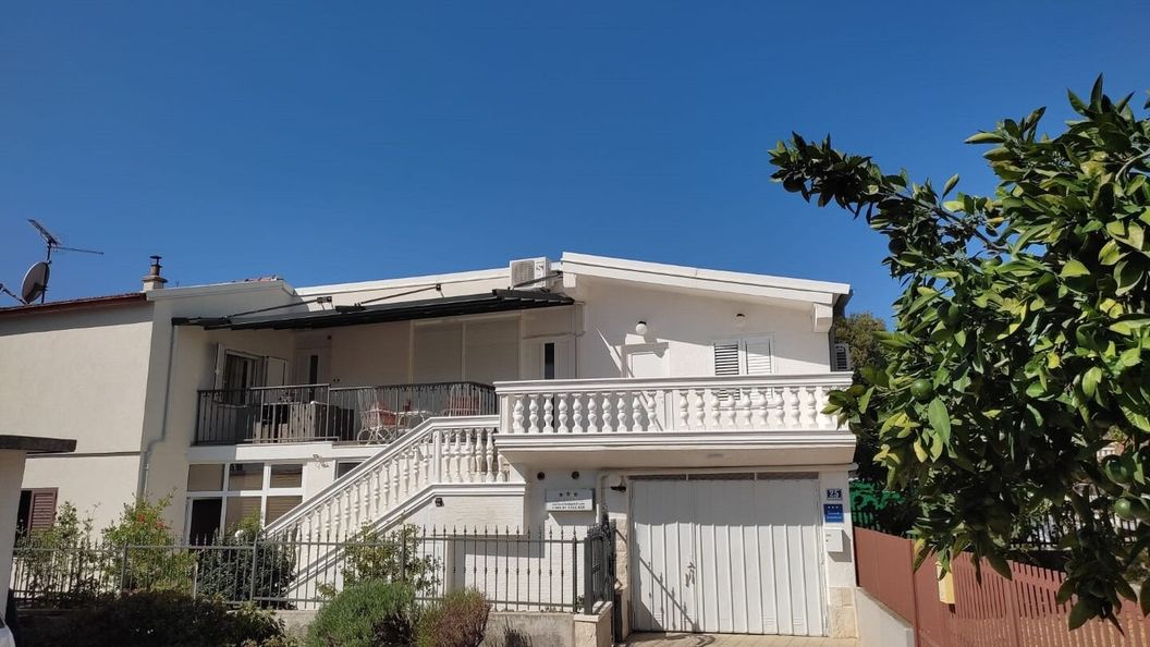 Apartments Neve Grebastica (1)